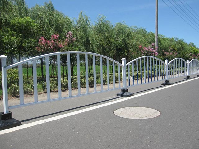 察哈尔右翼前公路隔离带护栏